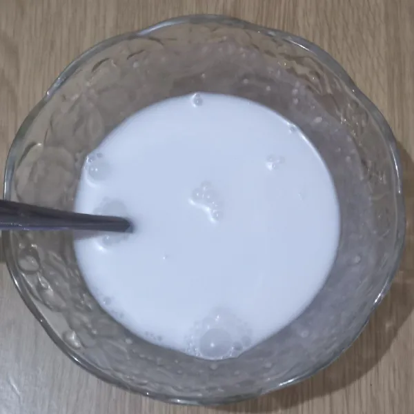 Peras kelapa parut dengan air hangat
