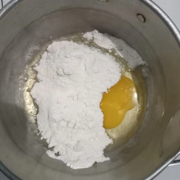 Kocok gula halus dengan telur hingga gula benar-benar larut disini menentukan shiny crustnya.