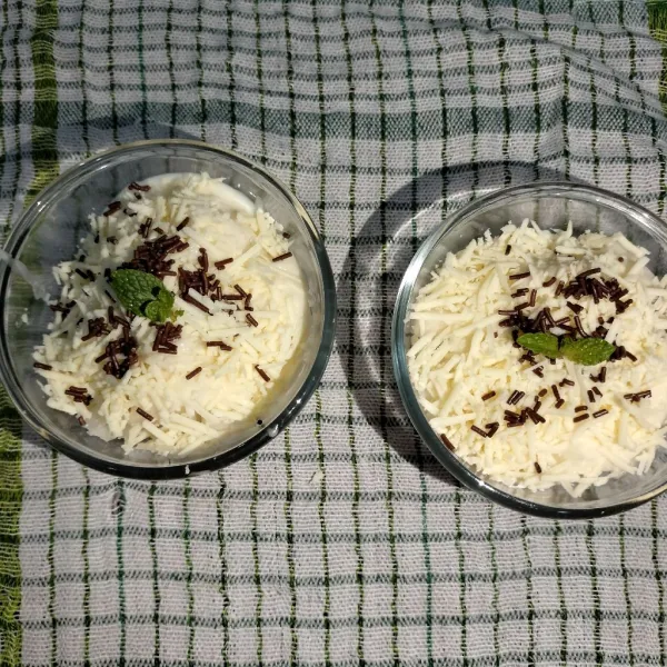 Lalu taburkan meses dan choco chip dan salad buah pear siap sajikan.
