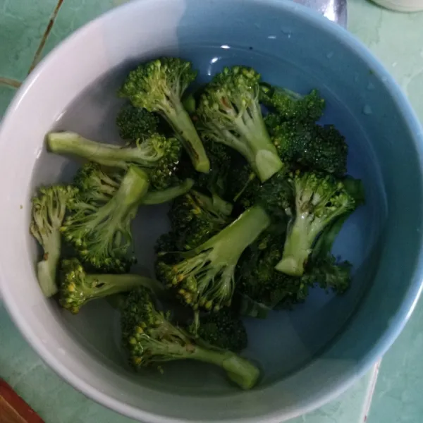 Rendam brokoli dengan sejumput garam selama lebih kurang 5 menit lalu bilas dan cuci bersih.