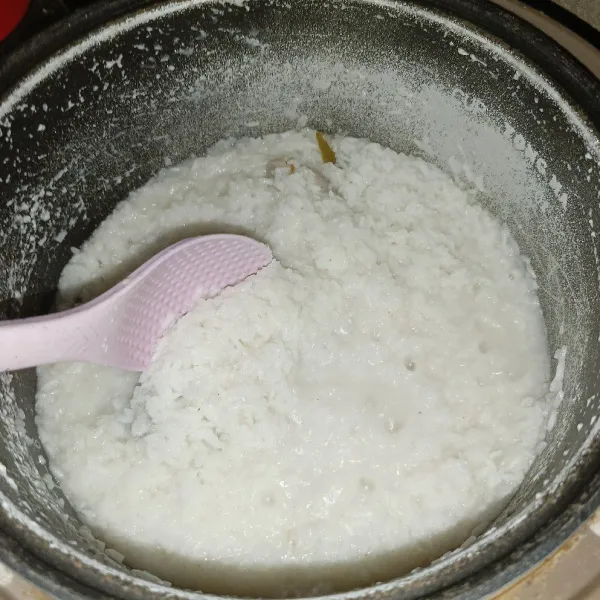 Tutup rice cooker dan tekan tombol cook, masak sampai nasi matang, aduk-aduk dan biarkan sebentar sampai benar-benar tanak.