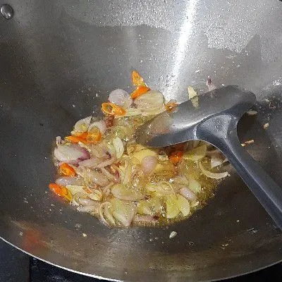 Tumis bawang putih dan bawang merah hingga layu, kemudian masukkan jahe dan cabai. Aduk rata.