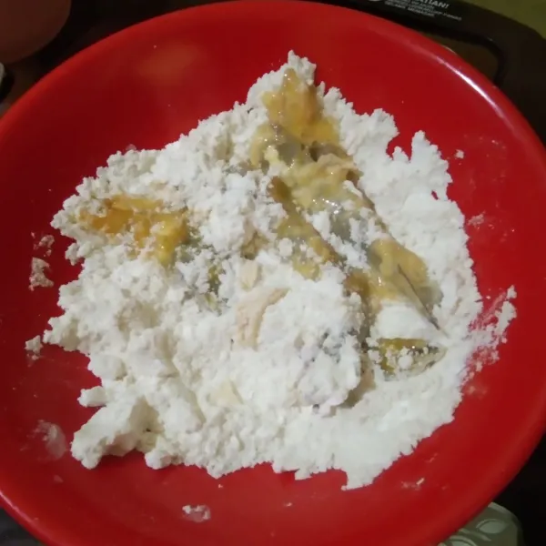 Balur kembali di tepung terigu. Ketuk-ketuk udang agar tepung menjadi keriting.