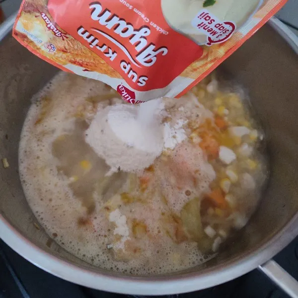 Tuang bubuk krim sup kedalam panci, aduk kembali hingga semua bahan tercampur.