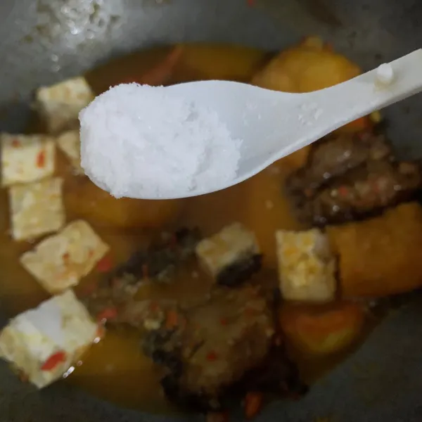 Beri garam, gula, kaldu jamur.
