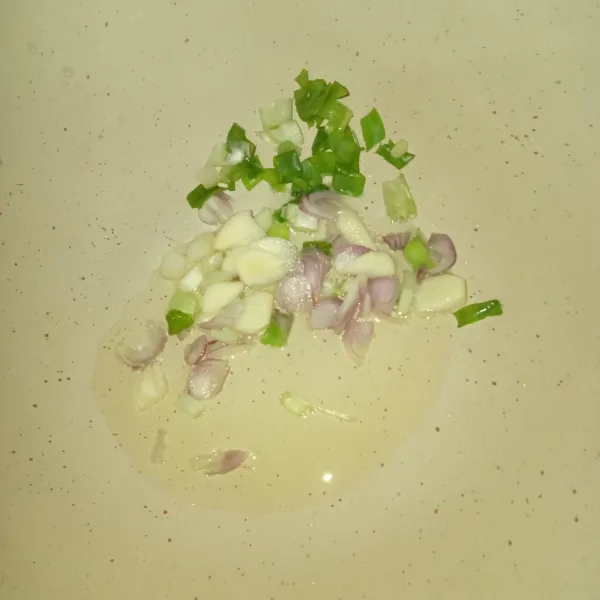 Tumis bawang merah, bawang putih dan daun bawang sampai wangi.