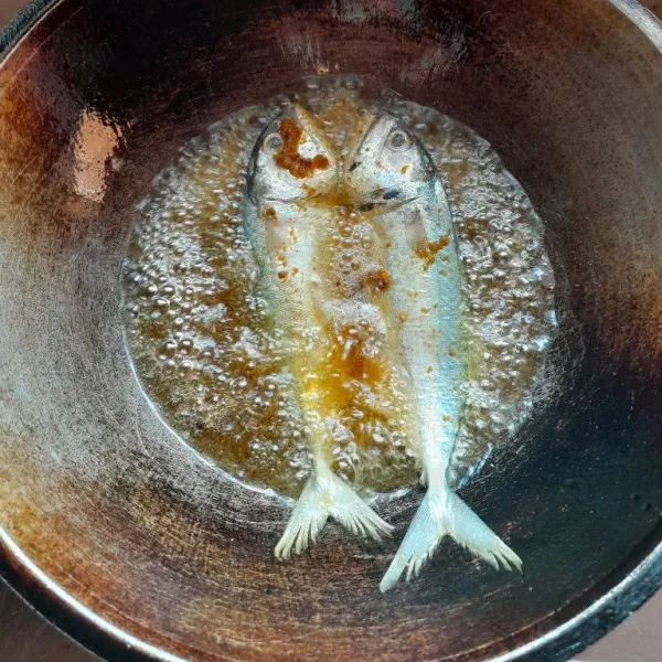 Jika dirasa minyak sudah panas, maka masukkan ikan yang telah dimarinasi sebelumnya.