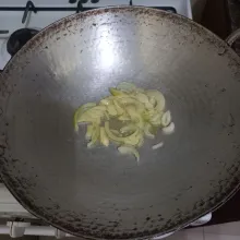 Tumis irisan bawang bombay dan bawang putih hingga harum.