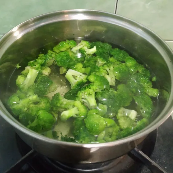 Masak air hingga mendidih lalu rebus brokoli selama 3 menit. Angkat brokoli, rendam di dalam air dingin lalu sisihkan.