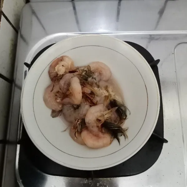 Cuci dan bersihkan udang, buang kepalanya dan kotoran di punggung udang, kucuri dengan jeruk nipis, diamkan sebentar.