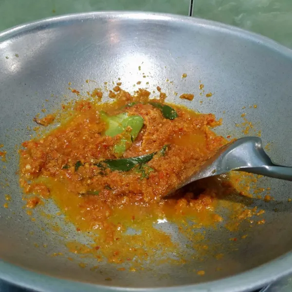 Haluskan bumbu lalu tumis bumbu halus dan daun salam hingga matang.
