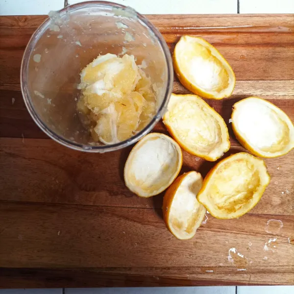 Kerok daging lemon. Kulitnya dipakai untuk wadah lemon posset.