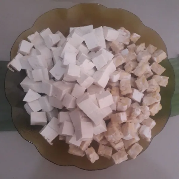 Potong-potong tahu dan tempe berbentuk dadu.