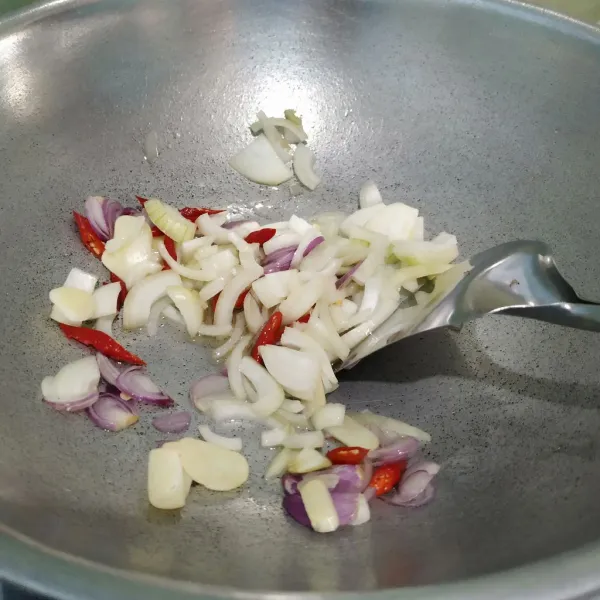 Tumis bawang putih, bawang merah, bawang bombay dan cabe hingga harum.