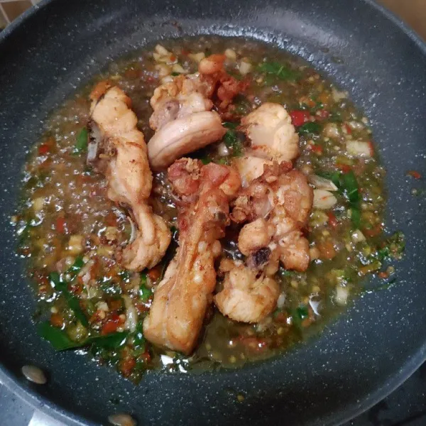 Terakhir masukkan ayam goreng, aduk dan masak sampai bumbu meresap lalu angkat dan sajikan.