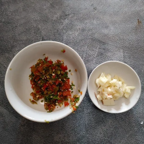 Blender kasar cabe merah besar, cabe merah hijau dan daun ketumbar lalu cacah kasar bawang putih.