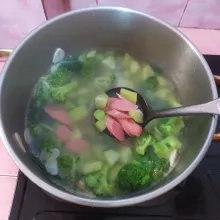 Masukkan brokoli lalu sosis, bumbui garam, lada dan gula pasir.