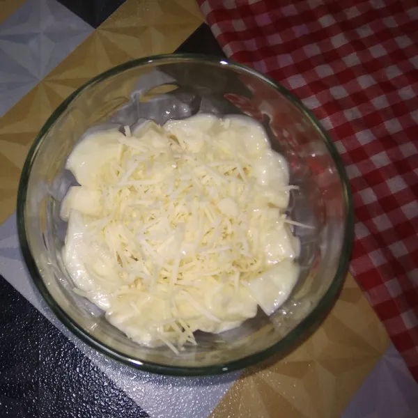 Pindahkan salad buah pear ke mangkuk saji, taburi keju parut, messes dan choco chips di atasnya. Siap di sajikan.