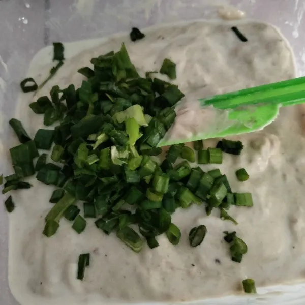 Tuang ke dalam baskom dan masukkan irisan daun bawang, aduk rata.