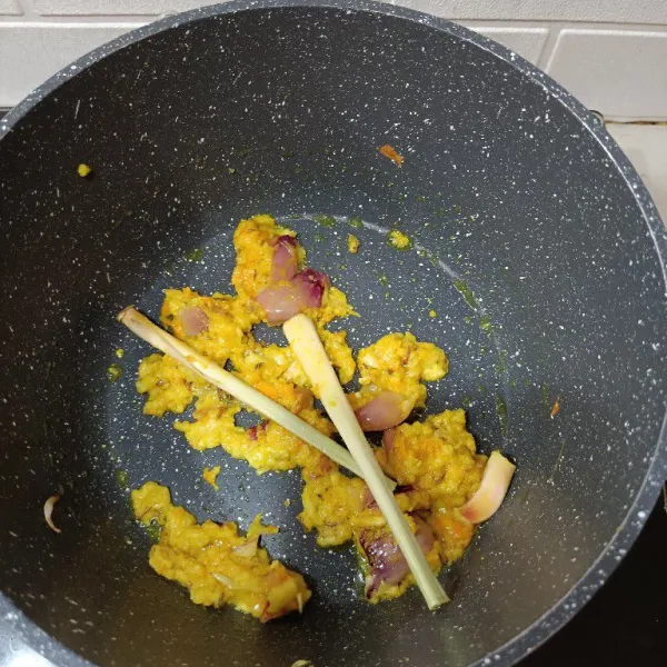 Tumis bumbu halus, serai dan daun jeruk hingga harum dan kering. Agar tidak bau langu bumbunya.
