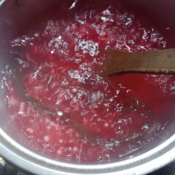 Setelah 10 menit, buka tutup panci. Nyalakan kompor, tuang 200 ml air, masak sambil diaduk perlahan dengan api sedang selama 10 menit.
Diamkan kembali selama 10 menit dengan kondisi panci tertutup dan api kompor mati.