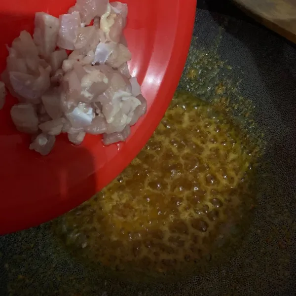 Tumis dengan minyak sampai layu dan masukkan potongan ayam, telur lalu beri air.
