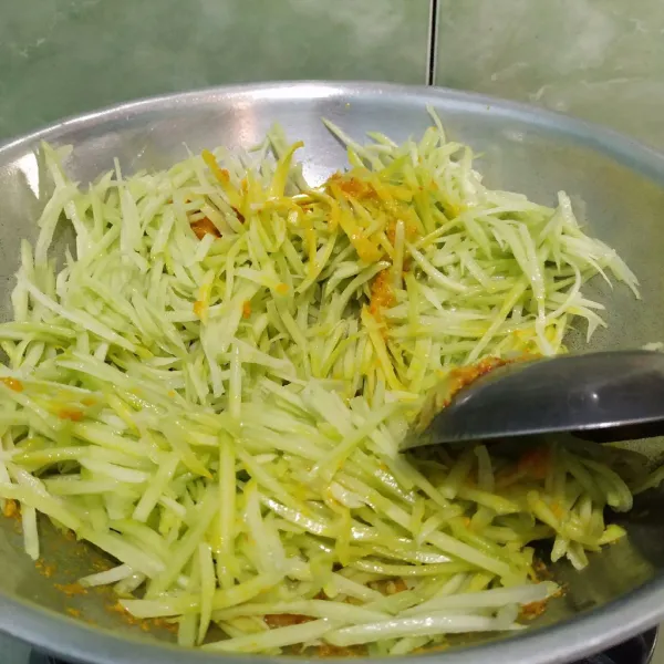 Masukkan labu siam lalu tumis hingga sedikit layu.