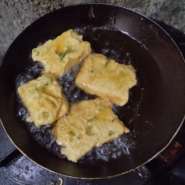 Goreng dalam minyak panas hingga garing lalu angkat dan tiriskan.