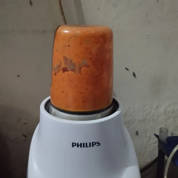 Blender semua bahan bumbu halus.