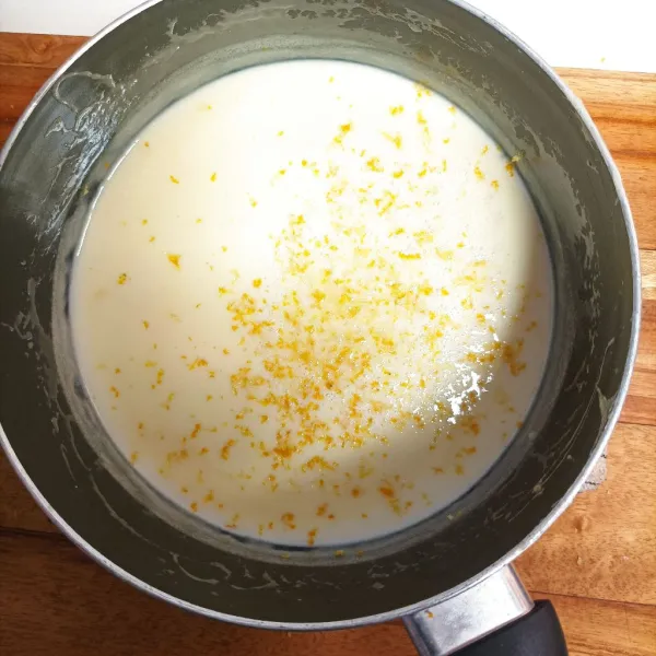 Angkat cream dari kompor, lalu masukan air lemon, vanilla essence, dan lemon zest.