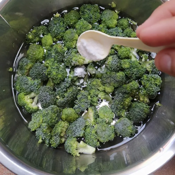 Cuci bersih brokoli lalu rendam di dalam air garam selama 3 menit kemudian bilas dengan air bersih.