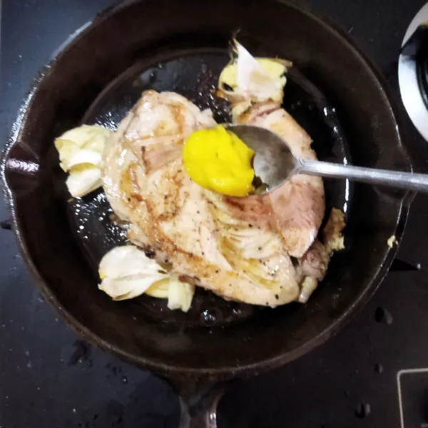 Masukkan bawang putih geprek, butter, taburi lagi dengan garam, lada hitam, dan rosemary/thyme sesuai selera ke dalam wajan.