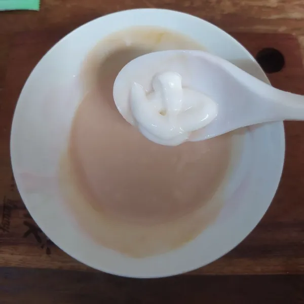 Masukkan mayonnaise, aduk rata.