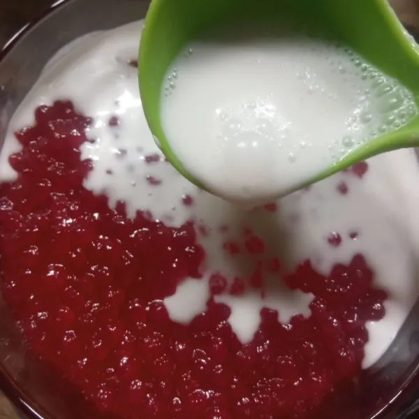 Sajikan sagu mutiara dengan kuah santan. Dingin lebih nikmat.
