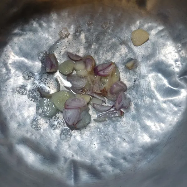 Panaskan minyak lalu tumis bawang merah dan bawang putih hingga wangi.