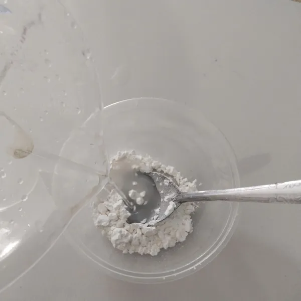 Siapkan bahan baluran dengan melarutkan tepung maizena dengan air.