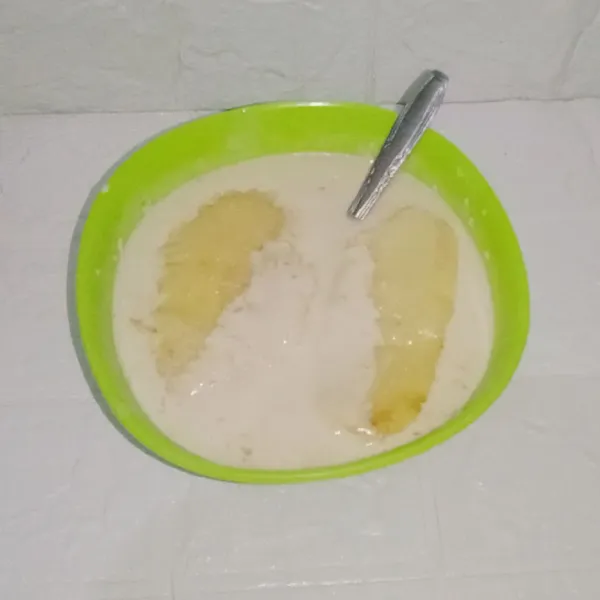 Kemudian celupkan kembali ke dalam adonan.