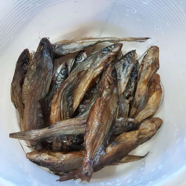 Bilas ikan salai sebentar, tiriskan dan jangan direndam.