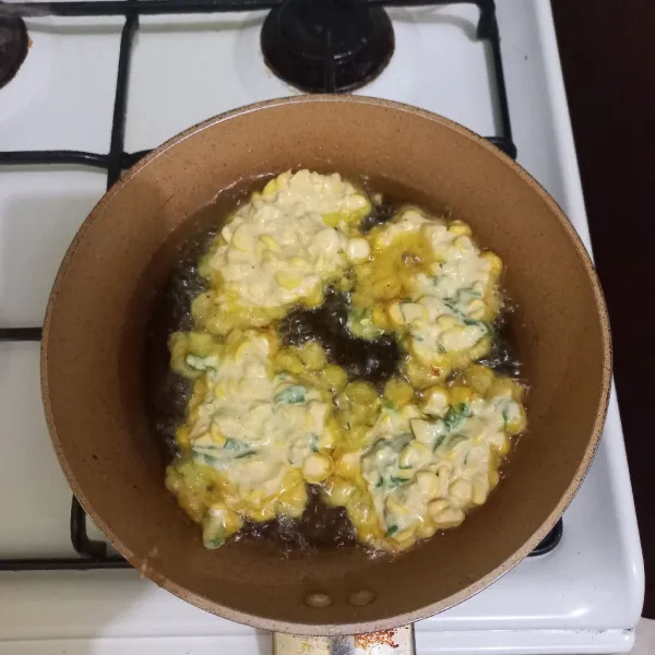 Panaskan minyak goreng, masukkan adonan sesuai selera dan goreng hingga kedua sisi matang.