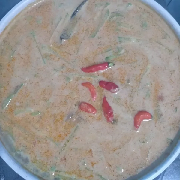 Setelah itu masukkan cabe rawit tunggu matang dan siap disajikan,