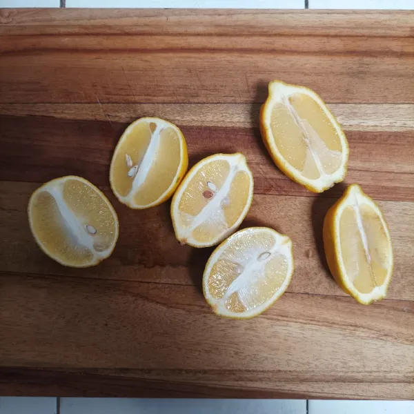 Belah lemon jadi 2 bagian.
