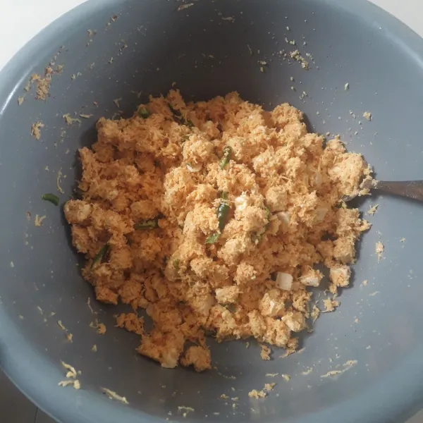 Siapkan baskom lalu masukkan tahu, tempe, kelapa parut, bumbu halus ke dalam baskom. Tambahkan cabe hijau, garam, penyedap rasa, gula pasir lalu aduk sampai semua bahan tercampur rata.