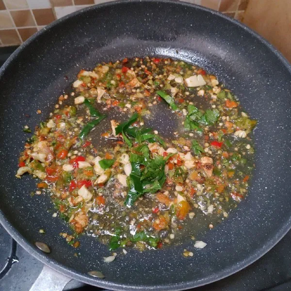 Tambahkan daun jeruk dan irisan daun ketumbar lalu aduk rata.