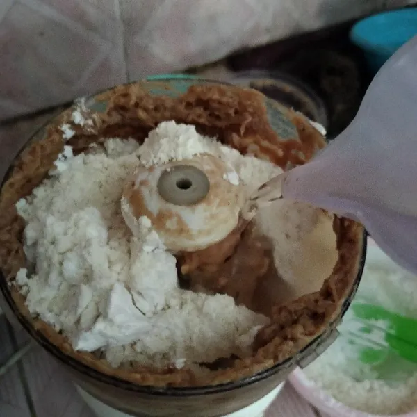 Masukkan air es dan haluskan.