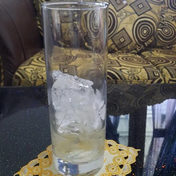 Siapkan gelas masukkan es batu dan air gula.