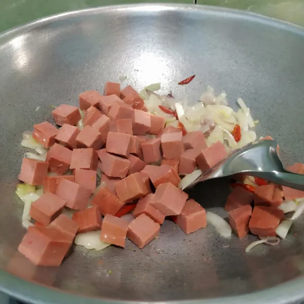 Potong kornet membentuk dadu kecil lalu masukkan ke dalam wajan. Masak hingga kornet matang.
