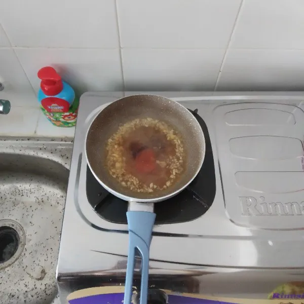 Masukkan saus cabai, saus tomat, kecap manis, kaldu bubuk, merica dan air lalu aduk rata.
