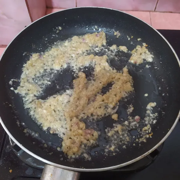 Tumis bumbu halus sampai harum.