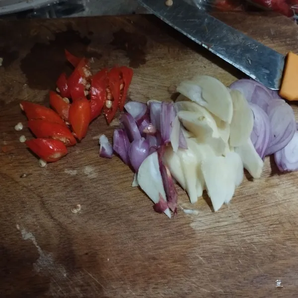 Potong-potong cabe, bawang putih dan bawang merah.