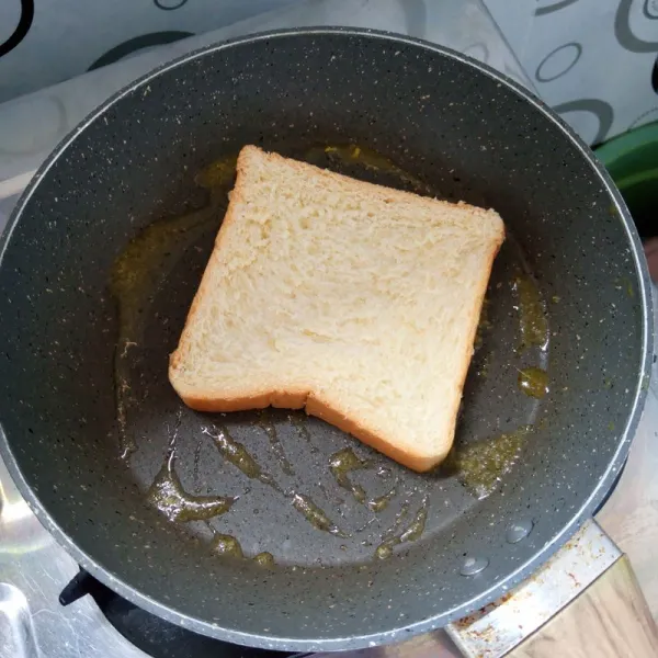 Lelehkan margarin. Kemudian masukkan roti tawar. Panggang sebentar.